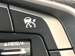 【全車速追従機能付クルーズコントロール】高速道路での長距離走行が楽に！！自動で速度を保つクルーズコントロールが、衝突軽減システムと連携し、前方の車両を感知して車間を保つように速度調節してくれます！！