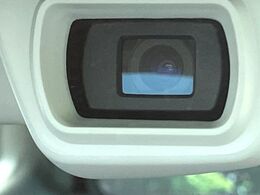 【アイサイトVer3】前方の車両等を検知し、衝突しそうな時は警報で注意を促し、ブレーキを踏む力をサポート。ブレーキを踏めなかった場合は衝突被害軽減ブレーキが作動、衝突回避をサポートします。