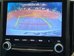 【バックカメラ】駐車時に後方がリアルタイム映像で確認できます。大型商業施設や立体駐車場での駐車時や、夜間のバック時に大活躍！運転スキルに関わらず、今や必須となった装備のひとつです！