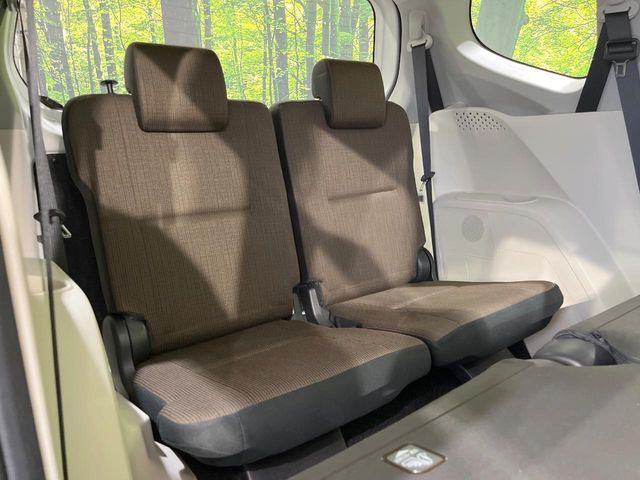 床下収納式のサードシートです。座席部分をコンパクトに収納でき、広大な荷室スペースとしてお使いいただけます！乗車人数や荷物の量など利用シーンに合わせて3列目を有効活用でき、とっても便利♪