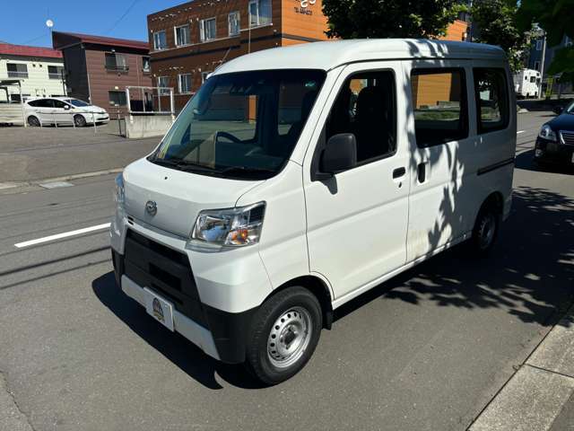 当店では美装に力を入れており展示前、納車前にガッチリ車内清掃を行っております！フロアマットも丸洗いして除菌いたします！