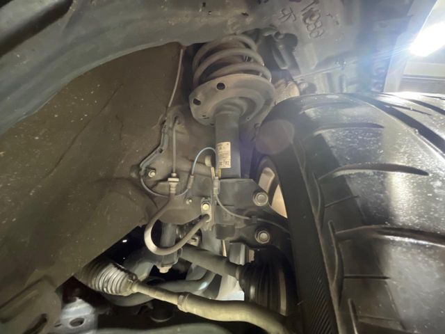 お車を安心してお乗りいただく為には、足回りの定期点検が欠かせません。サービスサポート（有償保証）では無料点検もご提供しており、安心のカーライフをお過ごしいただけるサポート体制が整っています。