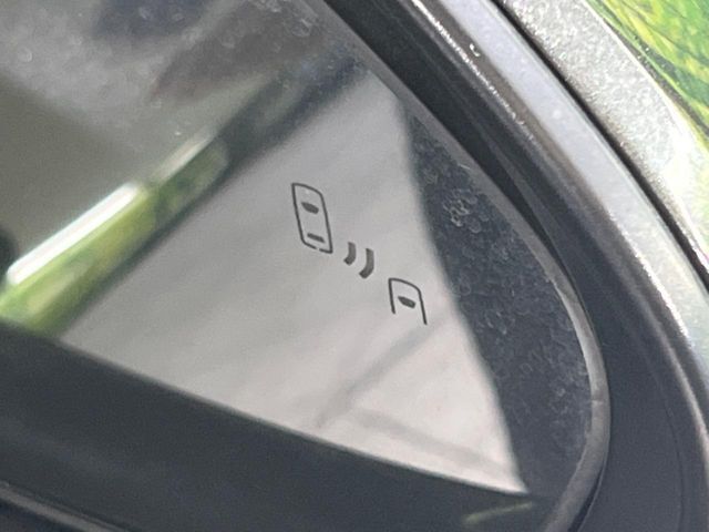 【ブラインドスポットモニター】走行中、ドアミラーの死角になりやすい箇所に後続車が接近するとサイドミラーのレンズに警告を表示！ドライバーに注意喚起をしてくれます。