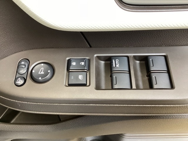 ハンドルの右側に電動格納付きパワーミラーの操作スイッチがついています。左右のサイドミラーの角度調節も微調整ができて便利です。パワーウインドウは運転席でドア4枚とも上下の操作ができるようになっています。
