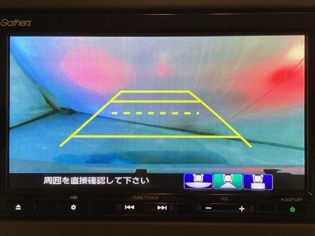 バックでの車庫入れも安心です！　リアカメラが付いているバックモニター付のナビを装備しております。操作線もついており距離感も画面から確認できます。