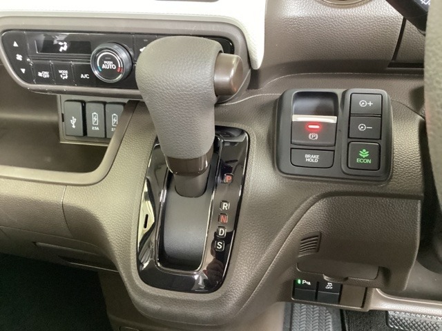 CVT車のセレクトレバーです。低速から高速まで、変速ショックのないスムーズな走りと、エンジン効率のよい領域を維持して燃費にも貢献します。サイドブレーキはスイッチ操作の電子制御パーキングブレーキです。