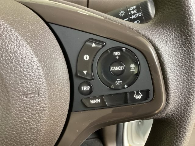 ハンドルにHondaセンシング系のクルーズコントロールやレーンキープアシストなどのスイッチと、オーディオの操作スイッチが装備されています。ハンドルから手を離さず安全に操作できます。
