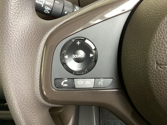 ステアリングスイッチがついていますので、オーディオのチャンネル変更、ボリューム、ジャンル変更が操作可能です。ハンドルから手を離さず安全に操作できます。