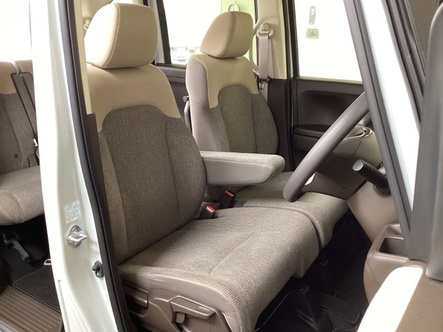 女性でも運転がしやすいように、シートの高さ調整機能（シートリフター）がついています。運転席と助手席の間が空いている為、助手席側への移動がスムーズです。交通量の多い道でも助手席側から乗り降りができます。