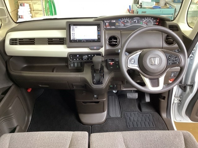 車内は光触媒抗菌消臭施工済です。インパネ周りはスタイリッシュなデザインで機能や装備も充実しています。グローブボックスやカップホルダーのほかにトレーなどたくさんの収納スペースが付いています。