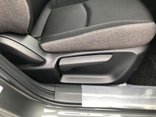 シートリフター付きですので、運転者の適切なドライビングポジションで、安心して運転きます。
