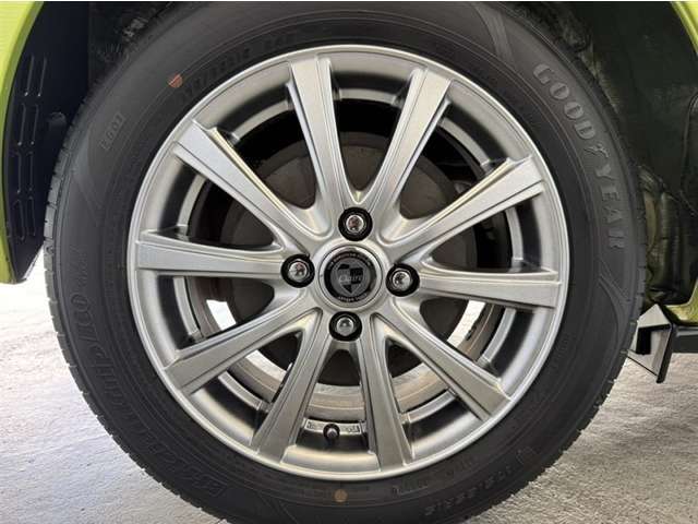 社外アルミホイール装着！社外品なので、車体とアルミホイールが同じ組み合わせのものになかなか巡り合うことがありません。個性溢れるこちらの車、いかがでしょうか。