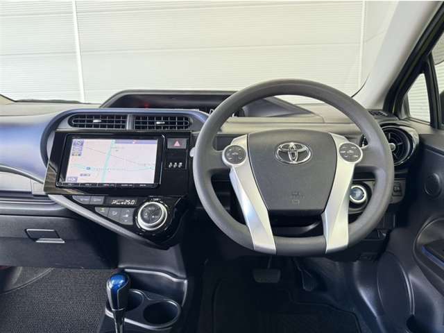 シンプルな運転席周りです。インパネ周りの各操作スイッチ類も使いやすいよう配置されています！