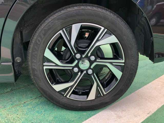 足元を変えるだけで車のイメージがかなり変わります。かっこいい存在感のある一台です。