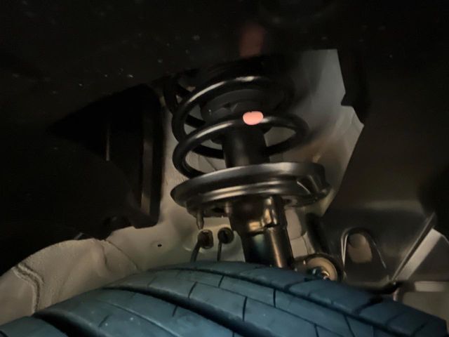 お車を安心してお乗りいただく為には、足回りの定期点検が欠かせません。サービスサポート（有償保証）では無料点検もご提供しており、安心のカーライフをお過ごしいただけるサポート体制が整っています。