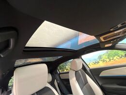 【パノラマルーフ】大型のガラスルーフ搭載で車内の解放感が一気にアップ！開放的なドライブをお楽しみいただけます。