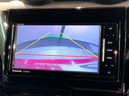 リバースギアに入れるだけで後方の表示へ切り替わります。夜間や雨の日の駐車も楽になりますよ。