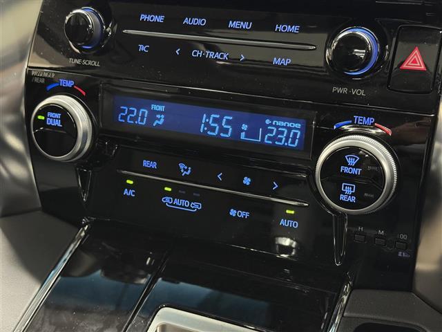 【左右独立オートエアコン】左右独立型、いわゆるデュアルエアコンです。運転席と助手席でそれぞれお好みの温度を設定可能です。