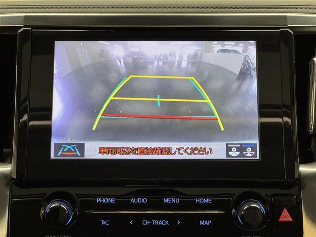 【バックカメラ】駐車時に後方がリアルタイム映像で確認できます。大型商業施設や立体駐車場での駐車時や、夜間のバック時に大活躍！運転スキルに関わらず、今や必須となった装備のひとつです！