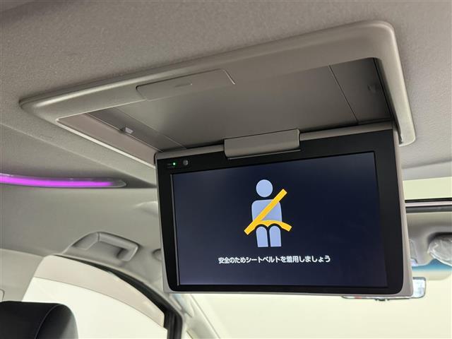 【12.1型フリップダウンモニター】12.1型、純正後席フリップダウンモニターを装備。家族や仲間との長距離ドライブも、このモニターがあればさらに盛り上がりますね！
