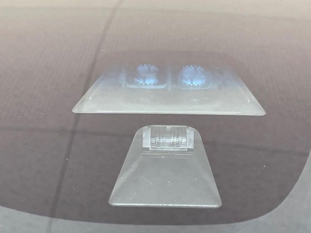【ホンダセンシング】走行中に前方の車両等を認識し、衝突しそうな時は警報とブレーキで衝突回避と被害軽減をアシスト。より安全にドライブをお楽しみいただけます。