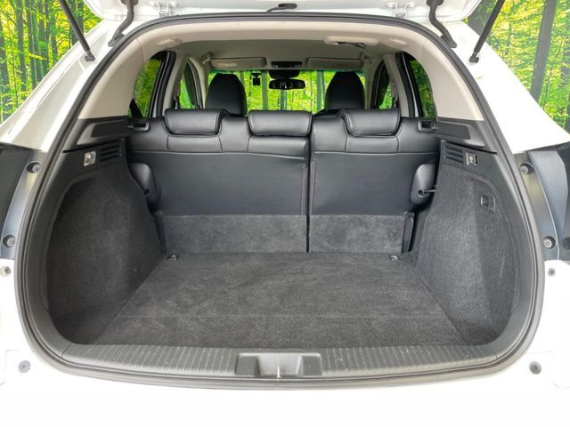 積み下ろしのしやすいデッキにはたっぷりと荷物を積み込んでいただけます。遊びから仕事まで、様々なシーンで頼れます♪