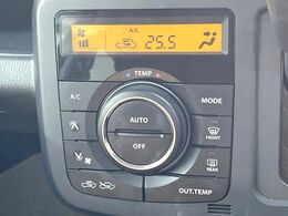 【オートエアコン】一度お好みの温度に設定すれば、車内の温度を検知し風量や温度を自動で調整。暑い…寒い…と何度もスイッチ操作をする必要はありません。快適な車内空間には必須の機能ですね♪