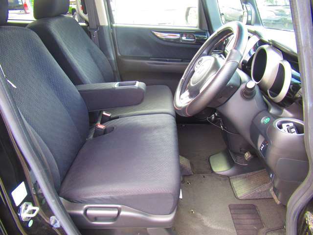 前席です。アームレストもございまして運転しやすいいです。