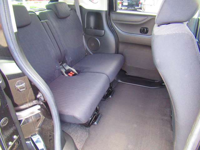 リアシートです。足元も広く乗用車なみにゆったりできます。
