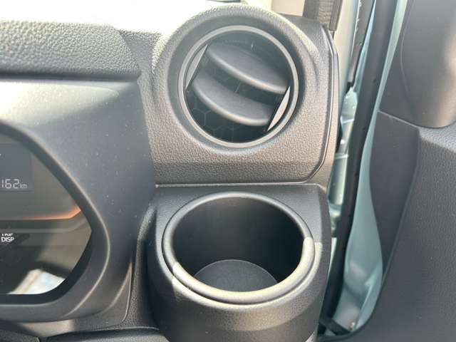 ドリンクフォルダ運転席側にも装備しております！