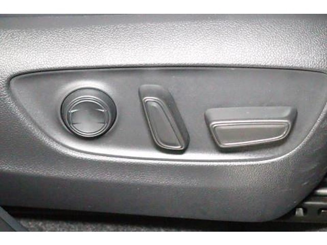 パワーシートを装備！　電動でシートの調整が手軽にできます。