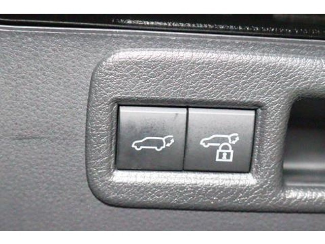 このボタンを押すと、トランク（バックドア）を電動で開閉できます。