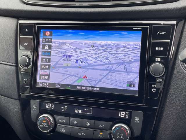 日産純正のカーナビが付いておりますので知らない所でもサポートしますので安心ですね。色々な機能でドライブも快適ですね。