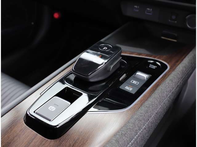 前後の動きのみで操作できる新デザインの電制シフト！ピアノブラック調フィニッシャーで、質感を高めています！