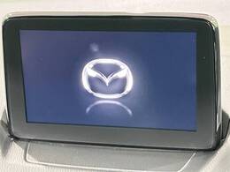 【マツダコネクトナビ】車内の雰囲気にマッチした一体型タイプのナビ。各種車輌設定やBluetooth再生等、様々な機能が楽しめます。直感的なダイヤル操作が可能で、使い勝手も良好です。