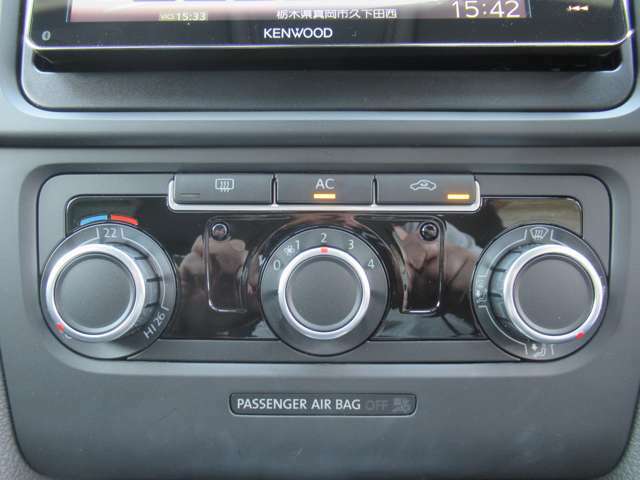 エアコンはオートエアコンですのでお好みの温度を設定すれば自動で車内の温度を調整してくれます♪パネルやスイッチ類には汚れやキズ等も少なくキレイな状態です♪