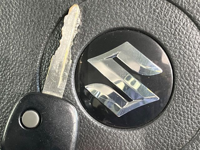 【キーレス】少し離れた場所からでもボタン一つでドアの開錠・施錠ができるのでとっても便利！ドアの鍵穴周りに傷をつけることもありません♪