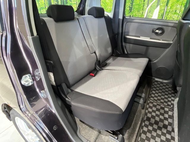 後部座席も気になるようなキズ・汚れやへたり等、大きなダメージはなく、良好な状態です。
