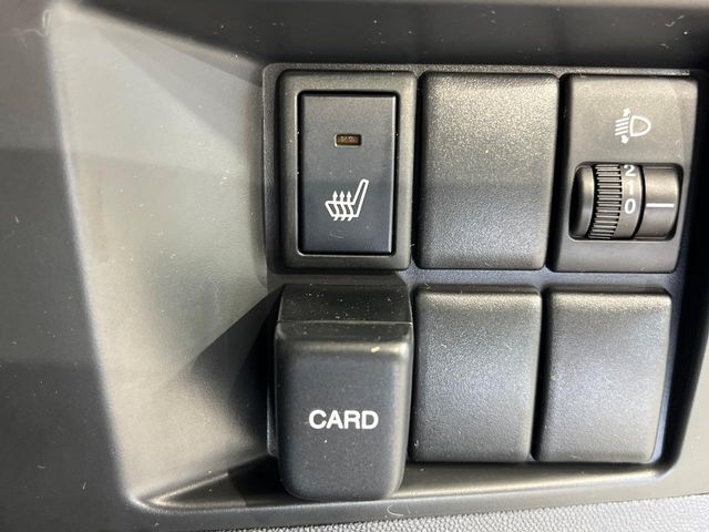 【シートヒーター】寒い日に重宝するシートヒーター！エアコンより早く温まってくれるので寒がりの人も安心ですね♪エアコンの温風は乾燥するから苦手、という方にもをおすすめです。