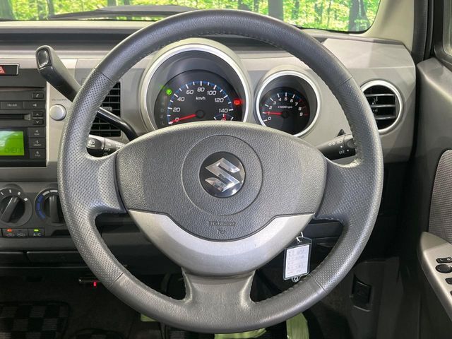 インテリアに合わせたデザインのステアリングは、運転される方のことも考え、運転しやすい形状、大きさです。是非一度、実際に触ってお確かめください。