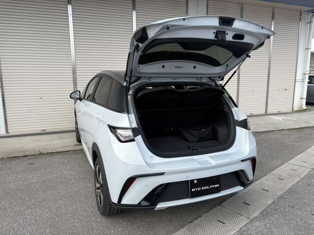 ハッチバック特有の荷物の載せ降ろしのし易いリヤゲート。