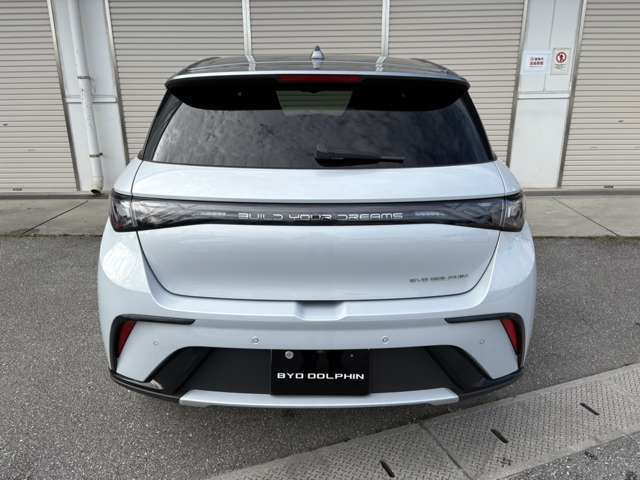 かなり凝っている後ろ姿。ヨーロッパ車を彷彿させる様な綺麗なデザインです。