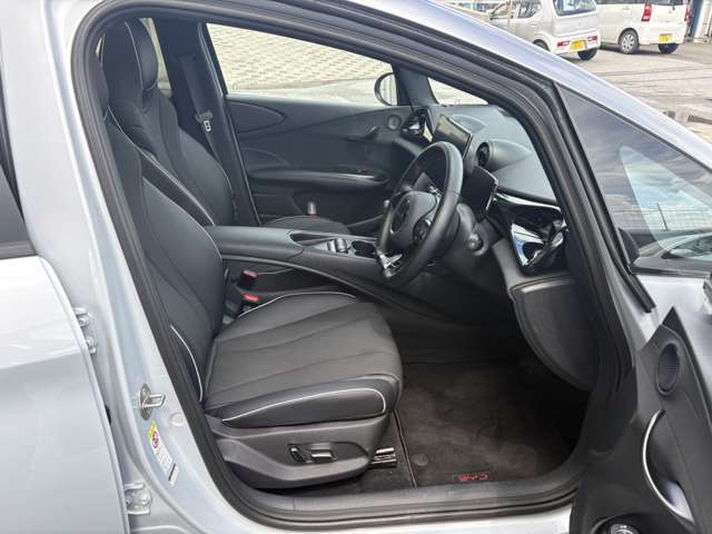 運転席、助手席ともに電動パワーシートです。