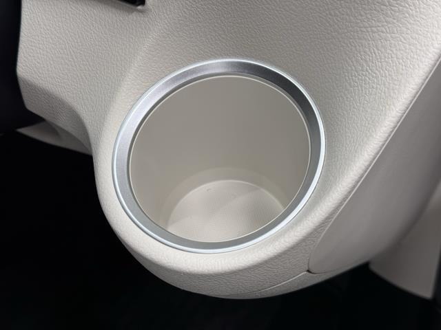 便利なカップホルダーを装備しています。　缶ジュースを開けて運転していると振動で倒れないかヒヤヒヤ、意外と置き場に困るもの。　意外に重要な装備ですね。