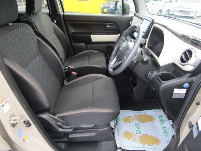 フロントシートもゆったりとしておりますので長距離の運転も疲れにくいです。快適な運転ができます。