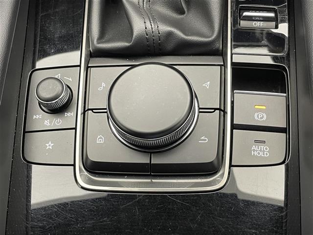 【電動パーキングブレーキ＆ブレーキホールド】　スイッチを入れると、信号待ち等で停車時、ブレーキを離しても自動でブレーキが効いた状態になり、指先の簡単操作でパーキングブレーキの作動や解除が可能です！！！