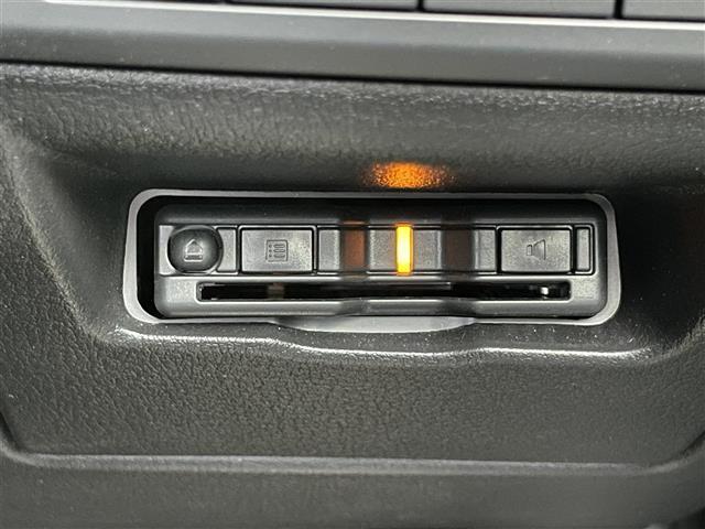 【ETC】有料道路の乗り降り時に停車することなくスマートに乗り入れが可能になったり、割引を受けることができる嬉しい装備です。