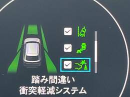 【ホンダセンシング】走行中に前方の車両等を認識し、衝突しそうな時は警報とブレーキで衝突回避と被害軽減をアシスト。より安全にドライブをお楽しみいただけます。