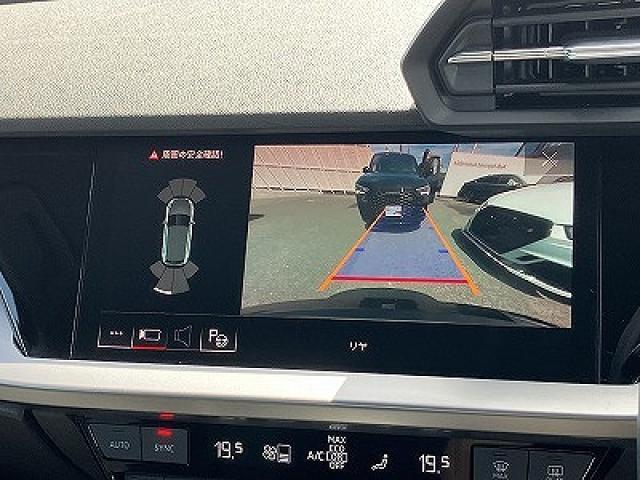 ●リアビューカメラ『入車経路を算出し、ガイドラインと補助線をディスプレイに表示します。同時にバンパーに内蔵のセンサーが障害物を感知し音で注意を促します。後方の死角も安心していただけます。』