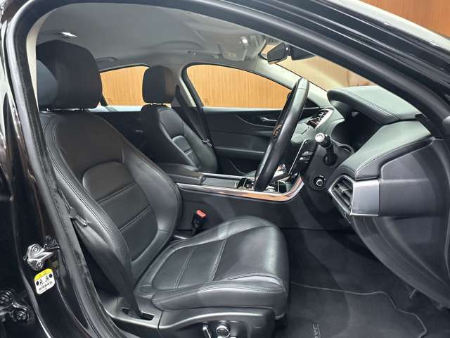 安心してカーライフを始めていただくことが出来るよう、納車前にディーラー整備工場もしくは熟練メカニックが在籍する輸入車専門の整備工場にて点検を行い、必要な整備を実施いたします。